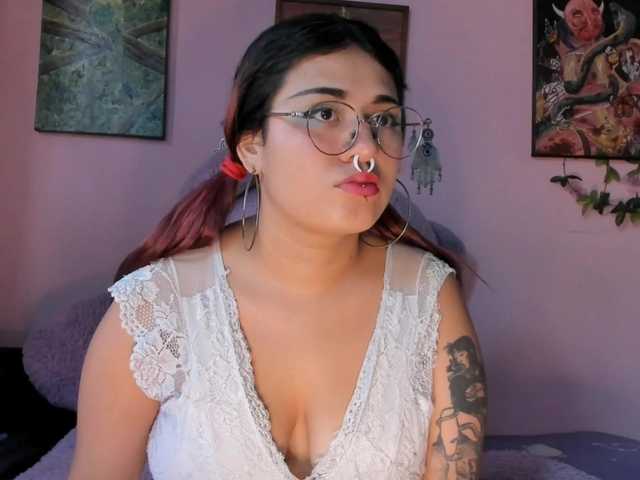 Maddyjhonsson live cam on BongaCams