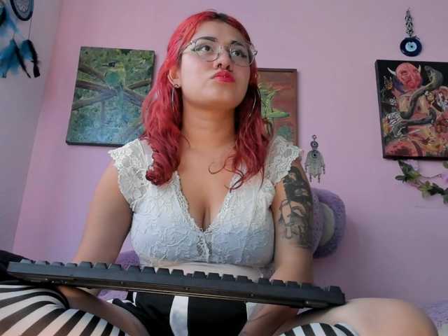 Maddyjhonsson live cam on BongaCams