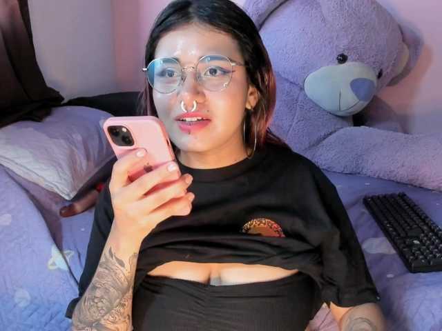 Maddyjhonsson live cam on BongaCams