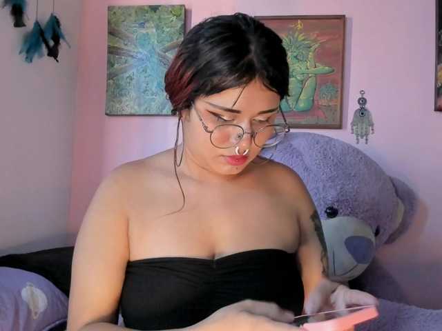 Maddyjhonsson live cam on BongaCams