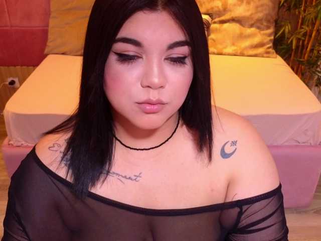 le modèle SpicyCarlaXX est en webcam porno dans un show sur le site bongacams, il possède les tags suivants: White/Caucasian,Brunette,Shaved