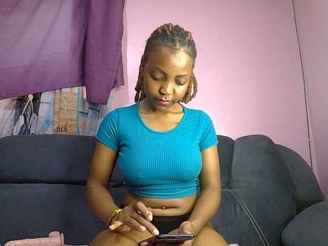 Sweetjoly live cam on BongaCams