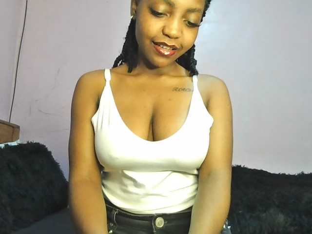 Sweetjoly live cam on BongaCams