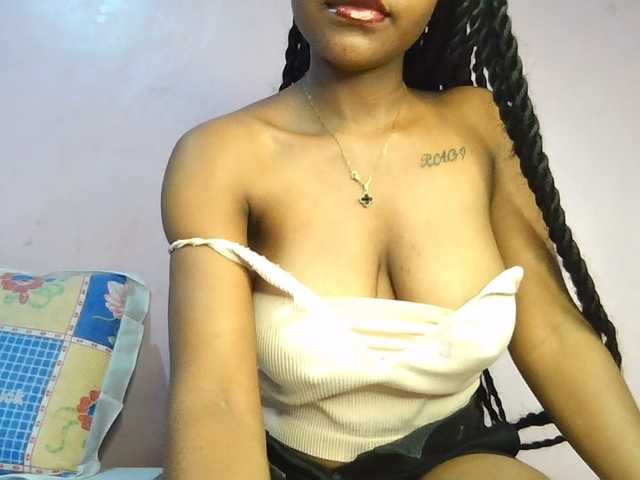 Sweetjoly live cam on BongaCams