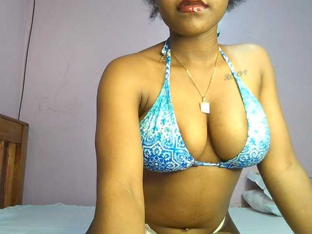 Sweetjoly live cam on BongaCams