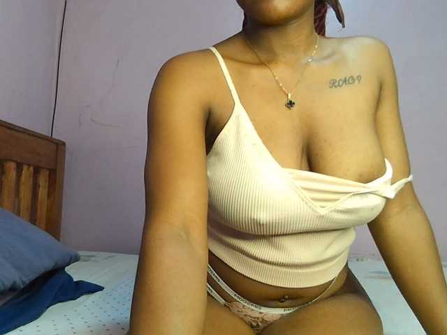 Sweetjoly live cam on BongaCams