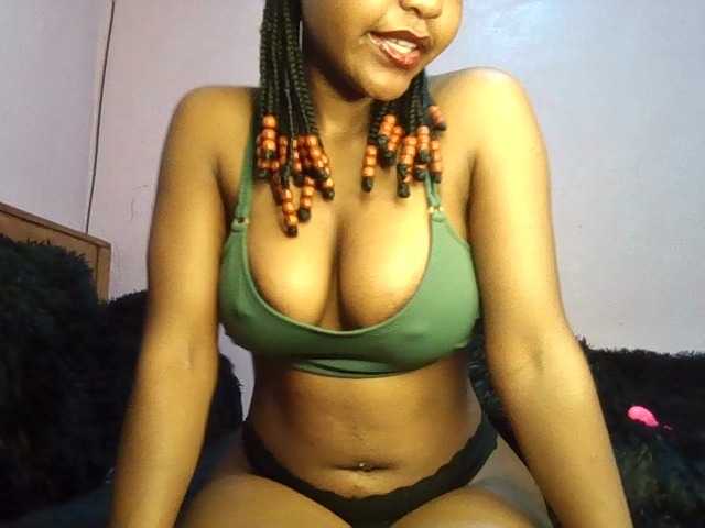 Sweetjoly live cam on BongaCams