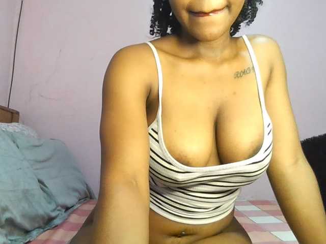 Sweetjoly live cam on BongaCams