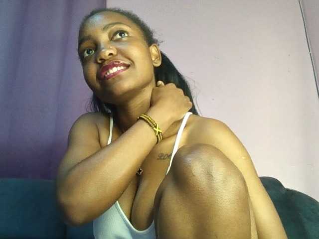 Sweetjoly live cam on BongaCams
