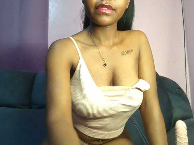 Sweetjoly live cam on BongaCams