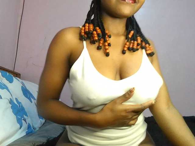 Sweetjoly live cam on BongaCams