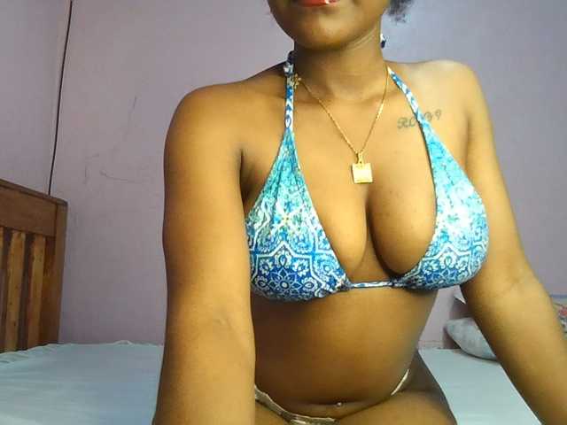 Sweetjoly live cam on BongaCams