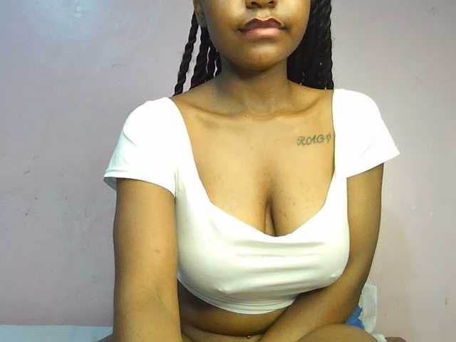 Sweetjoly live cam on BongaCams