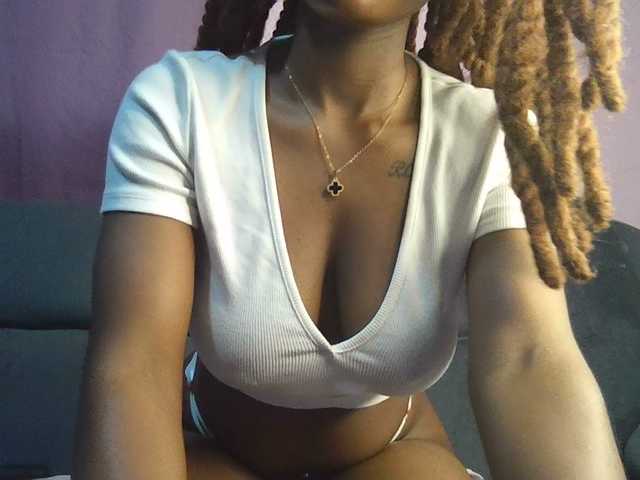 Sweetjoly live cam on BongaCams