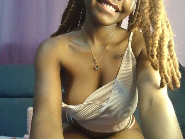Sweetjoly live cam on BongaCams