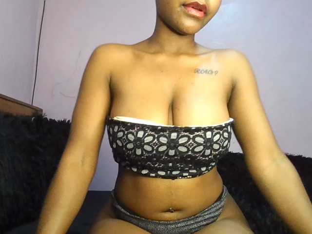 Sweetjoly live cam on BongaCams