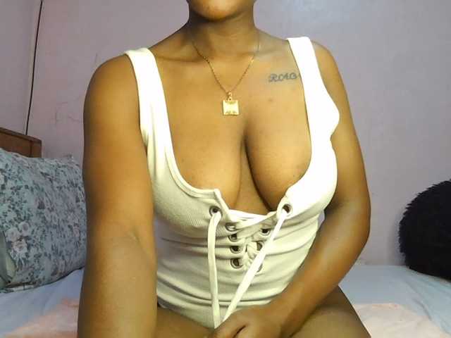 Sweetjoly live cam on BongaCams