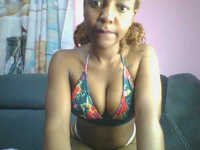 Sweetjoly live cam on BongaCams