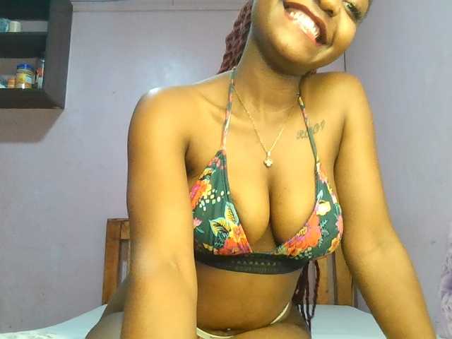 Sweetjoly live cam on BongaCams