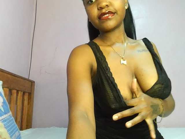 Sweetjoly live cam on BongaCams