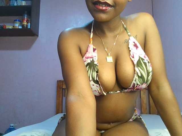 Sweetjoly live cam on BongaCams