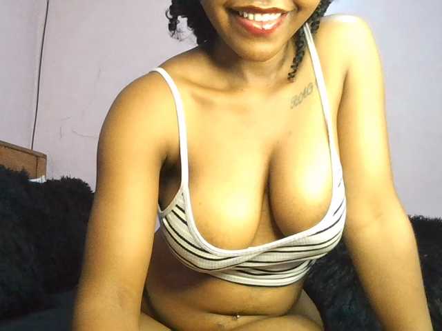 Sweetjoly live cam on BongaCams