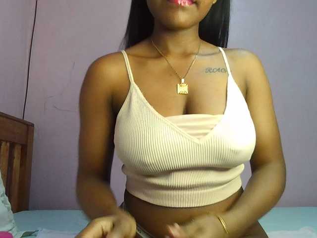 Sweetjoly live cam on BongaCams