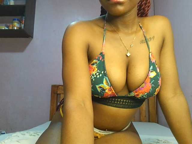 Sweetjoly live cam on BongaCams