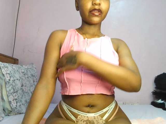 Sweetjoly live cam on BongaCams