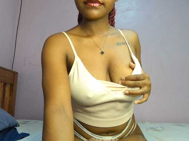 Sweetjoly live cam on BongaCams