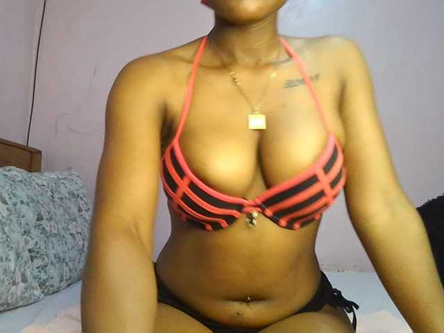 Sweetjoly live cam on BongaCams