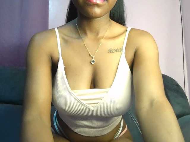 Sweetjoly live cam on BongaCams