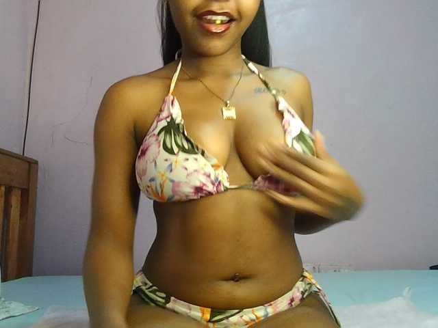 Sweetjoly live cam on BongaCams