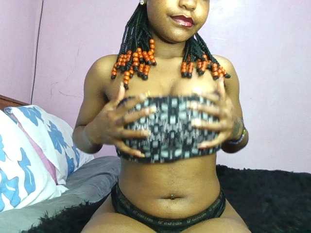 Sweetjoly live cam on BongaCams