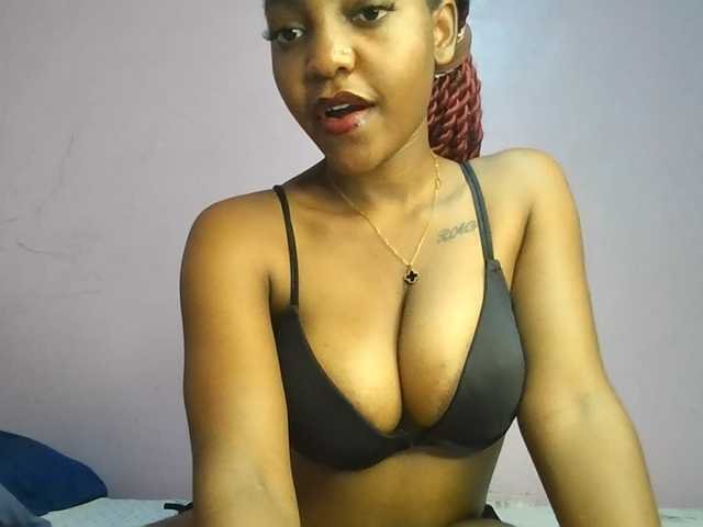 Sweetjoly live cam on BongaCams