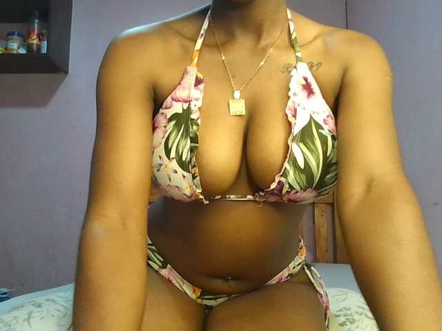 Sweetjoly live cam on BongaCams