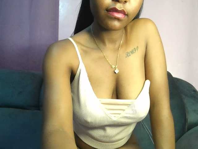 Sweetjoly live cam on BongaCams