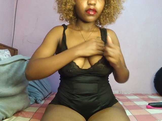 Sweetjoly live cam on BongaCams