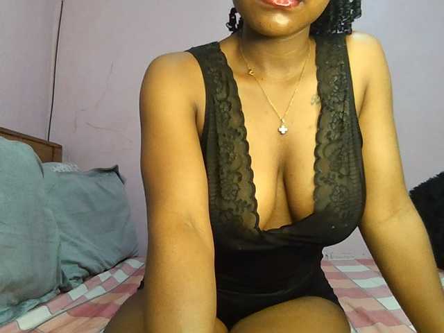 Sweetjoly live cam on BongaCams
