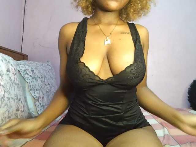 Sweetjoly live cam on BongaCams