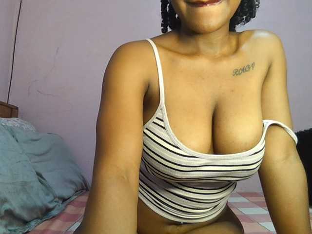 Sweetjoly live cam on BongaCams
