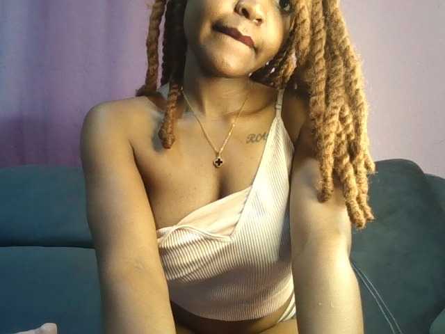 Sweetjoly live cam on BongaCams