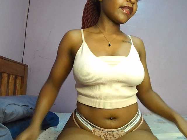 Sweetjoly live cam on BongaCams