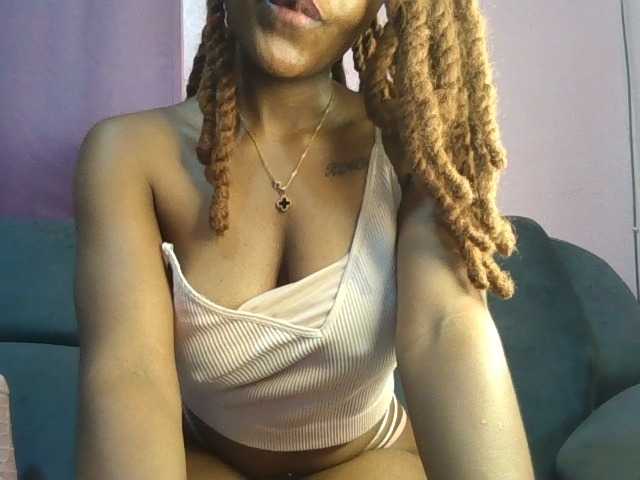 Sweetjoly live cam on BongaCams