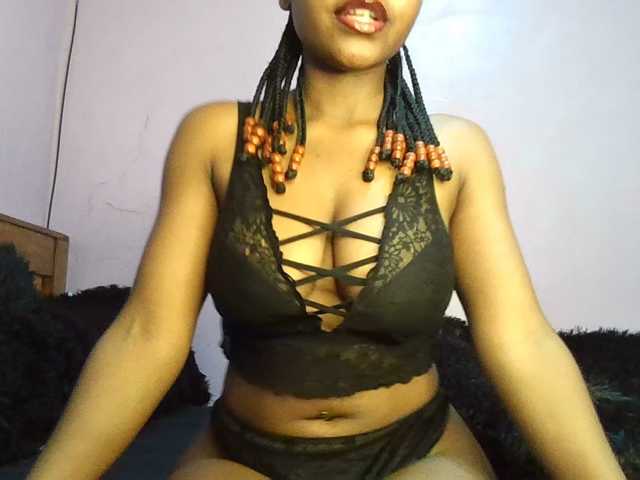 Sweetjoly live cam on BongaCams