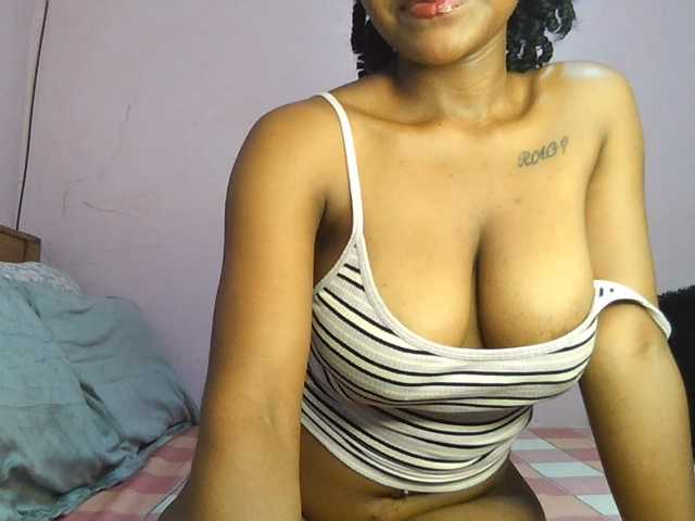 Sweetjoly live cam on BongaCams