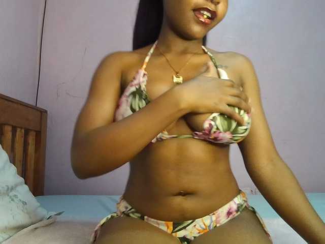 Sweetjoly live cam on BongaCams