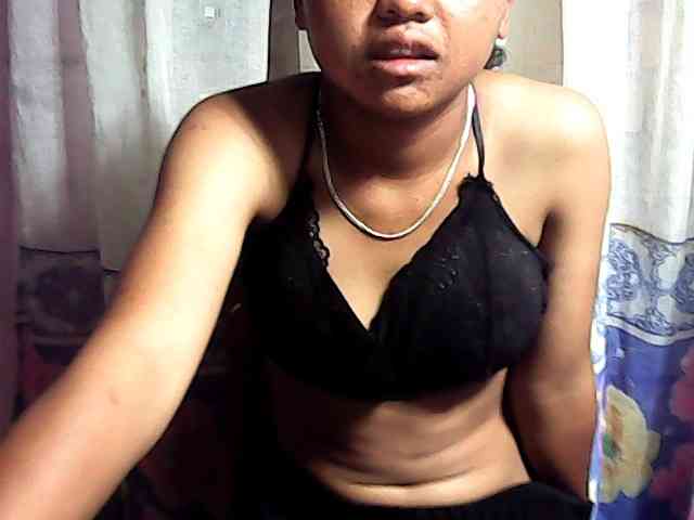 Nadia-001 webcam