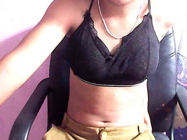 Nadia-001 webcam