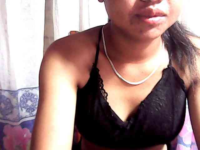 Nadia-001 webcam